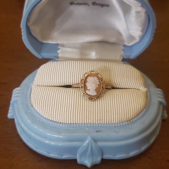 Jewelry - Genuine vintage 10K yellow gold cameo ring